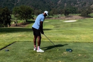 云开雾散☀️詹姆斯转发自己今日练习高尔夫片段