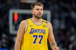 开云体育-绝对领袖!东契奇谈招募斯玛特&艾顿:很高兴他们加入我的球队!