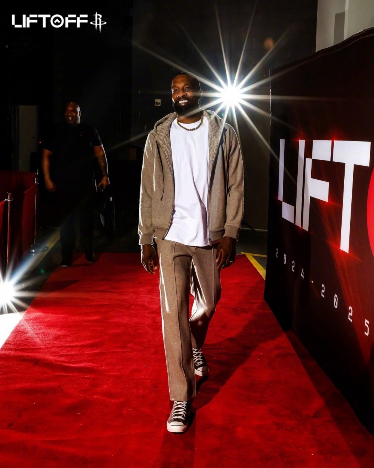 官方网-火箭入场穿搭：格林牛仔帽亮眼 申京黑白马甲 范乔丹&amp;谢泼德短袖