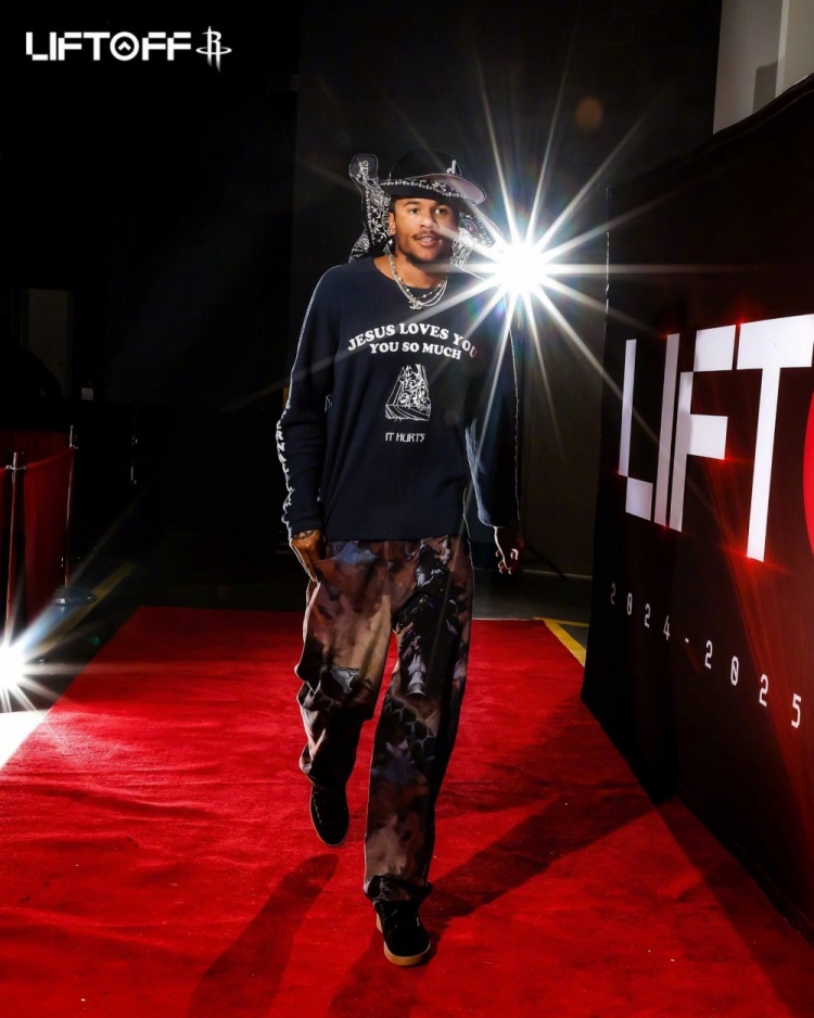 官方网-火箭入场穿搭：格林牛仔帽亮眼 申京黑白马甲 范乔丹&amp;谢泼德短袖