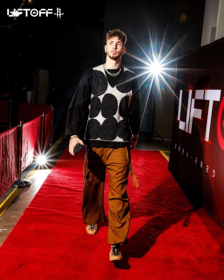 官方网-火箭入场穿搭：格林牛仔帽亮眼 申京黑白马甲 范乔丹&amp;谢泼德短袖