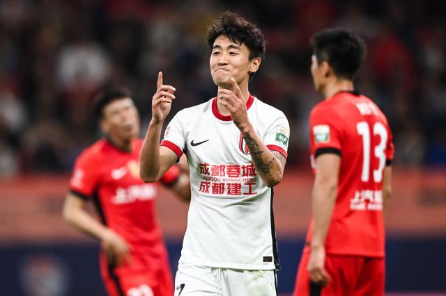 1745165999335062195.jpg 官方网-以硬碰硬掀翻海港!成都蓉城上海滩扬威直追申花