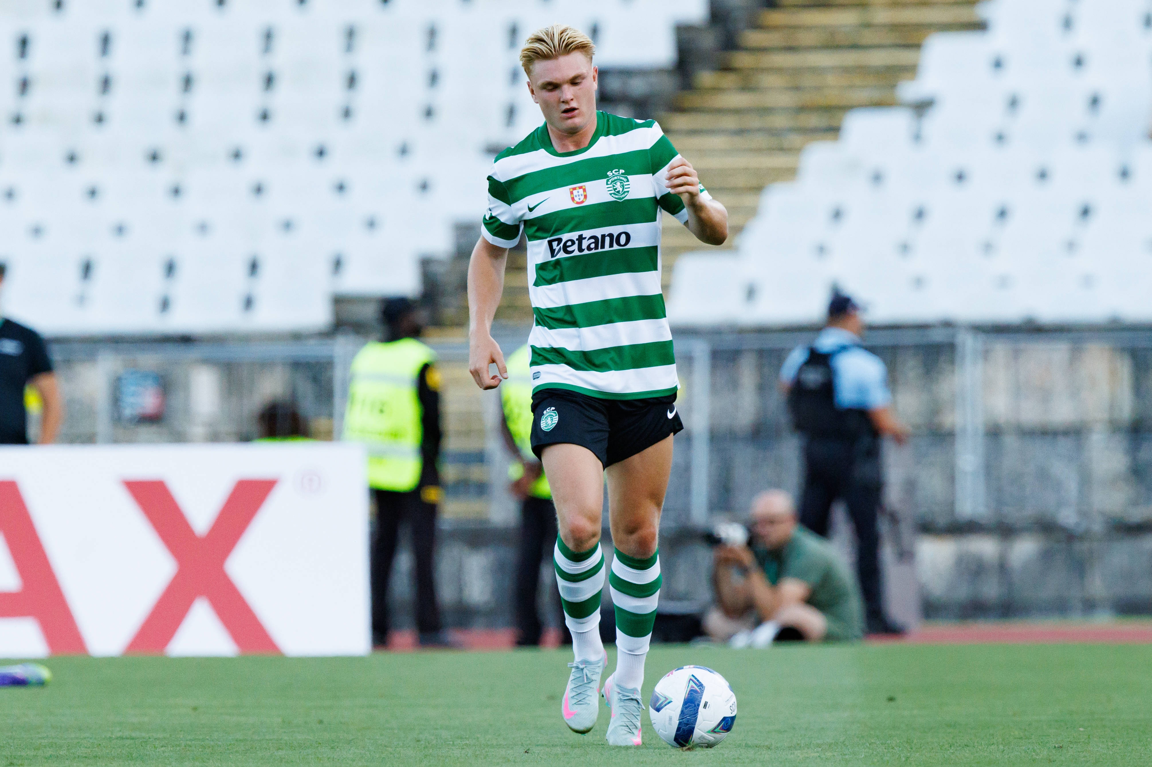 官方网-天空：切尔西正在与葡体洽谈，尝试签下丹麦前锋哈德尔