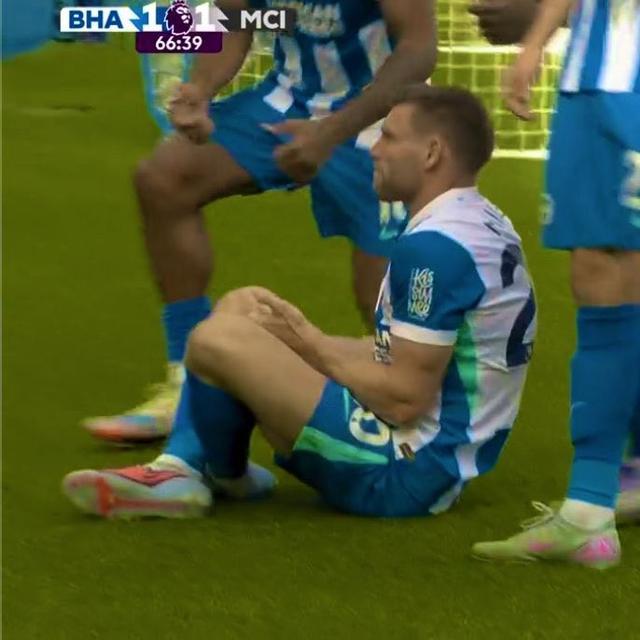 官方网-致敬若塔,米尔纳对曼城点球破门后做出按手柄庆祝动作