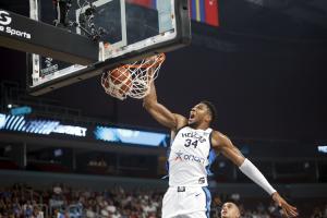 官方网-变态效率~字母哥欧锦赛场均28.8分钟轰30分9.8板4助 命中率72.5%