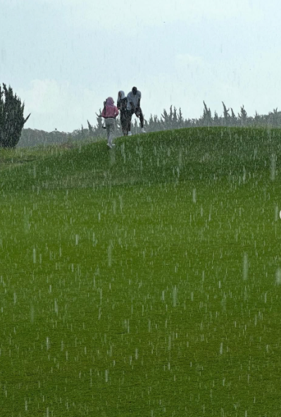 ky Sports-詹姆斯晒中国行顶着瓢泼大雨打高尔夫，并发问：你们能忍受吗