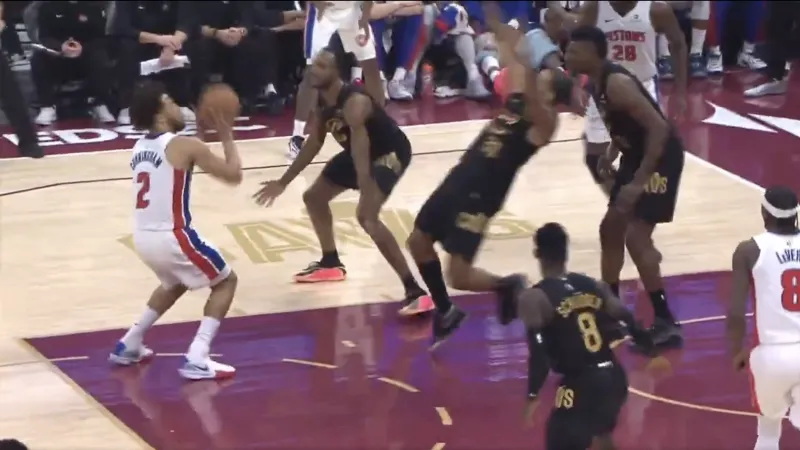 开云体育-美记:因在对阵活塞时假摔,骑士前锋泰森被罚款2000美金