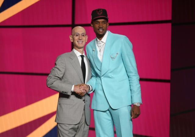 1632653662813018226.jpg 官方网-加兰:新赛季冲击全明星 和塞克斯顿搭档很轻松